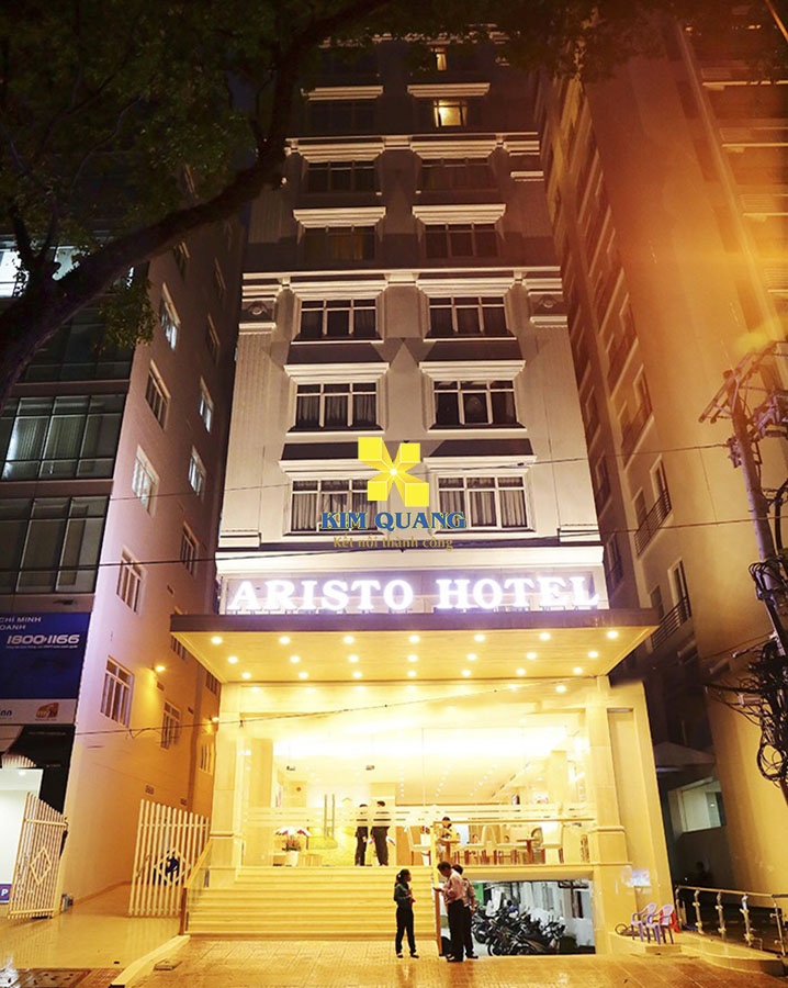 Hình chụp khách sạn cần bán đường Võ Văn Tần vào ban đêm