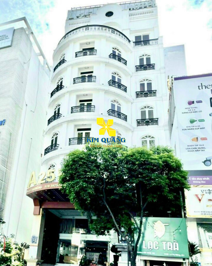 Hình chụp bao quát tòa nhà khách sạn bán đường Lê Thị Riêng