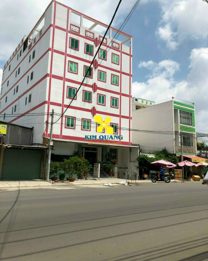 Hình chụp bao quát tòa nhà khách sạn đường Phạm Văn Bạch