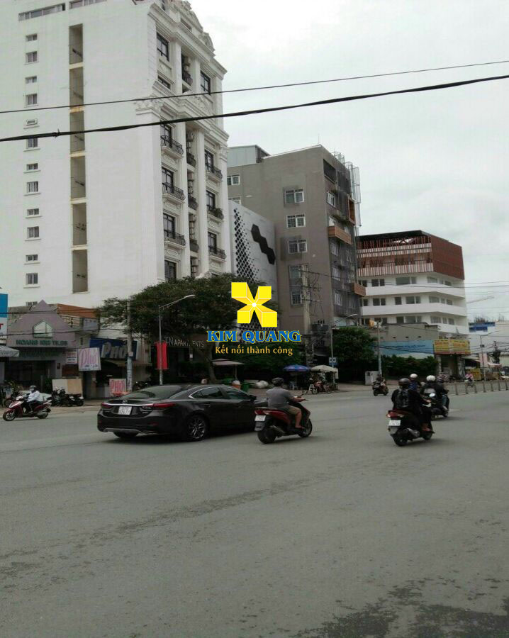 Con đường phía trước tòa nhà bán đường Nguyễn Thị Thập