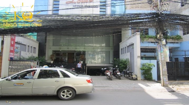 Phía trước tòa nhà văn phòng đường Cửu Long