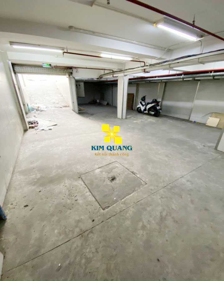Tầng hầm tại tòa nhà bán đường Đinh Tiên Hoàng 