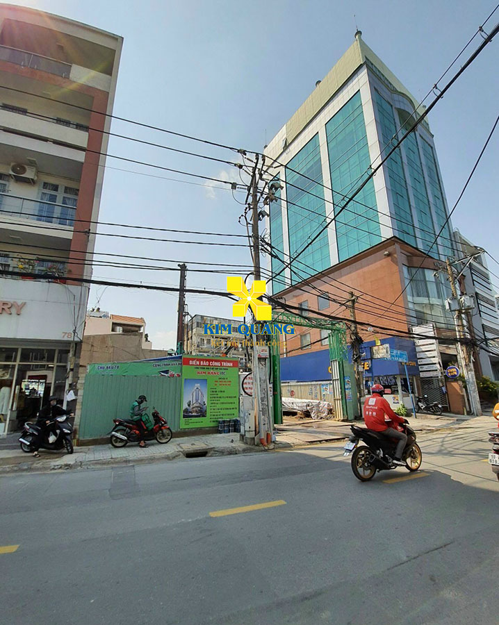 Hình chụp bên ngoài tòa nhà bán đường Huỳnh Văn Bánh