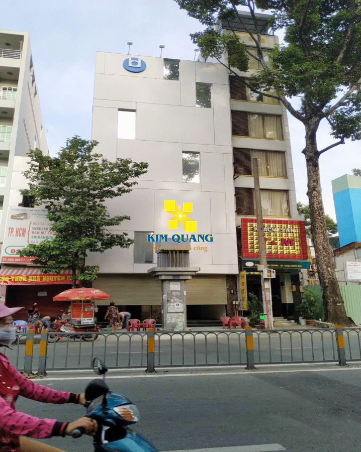 Phía trước tòa nhà bán đường Lê Hồng Phong,