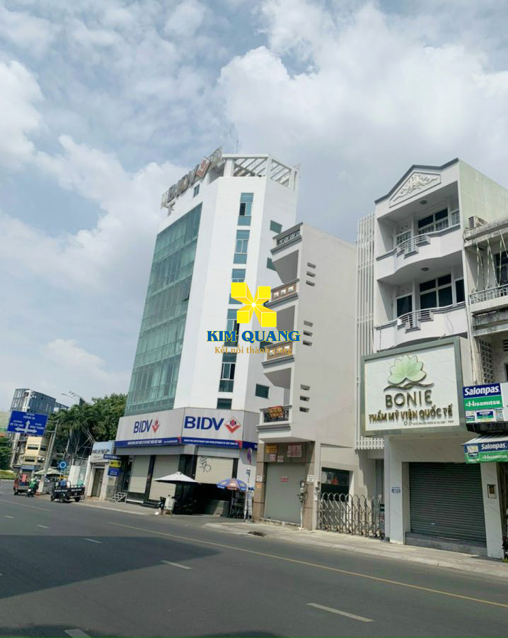 Phía trước tòa nhà bán đường Nguyễn Bỉnh Khiêm