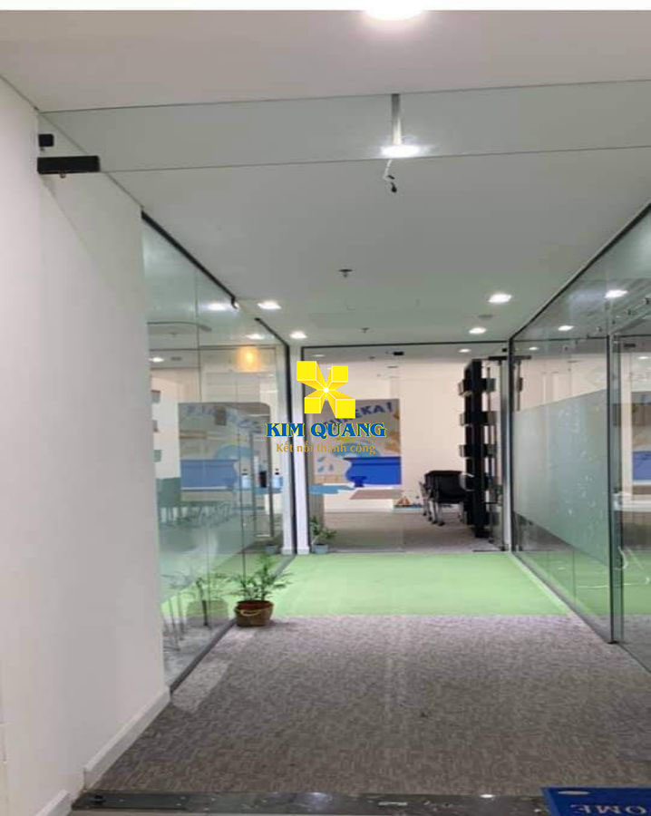 Khu vực hành lang văn phòng tại tòa nhà bán đường Tân Phú