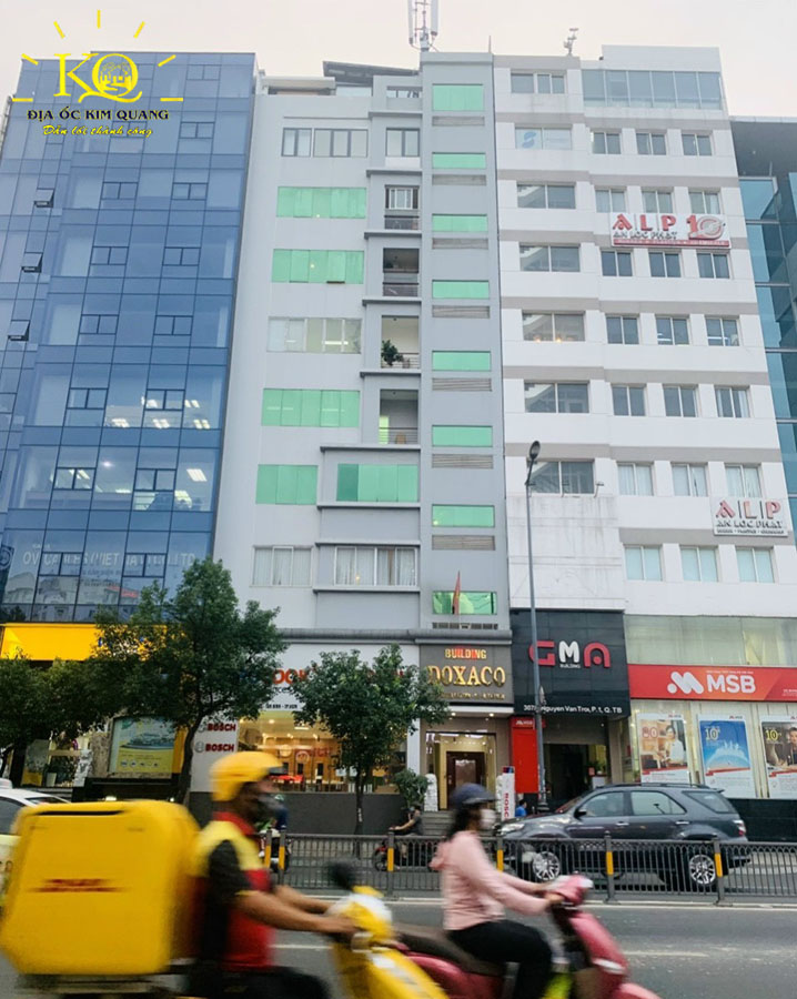 Hình chụp bao quát tòa nhà văn đường Nguyễn Văn Trỗi phường 7 quận Phú Nhuận, thiết kế hiện đại.