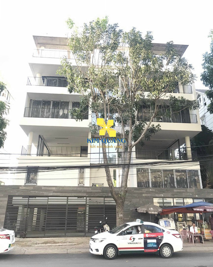 Hình chụp bên ngoài tòa nhà bán đường Nguyễn Văn Hưởng