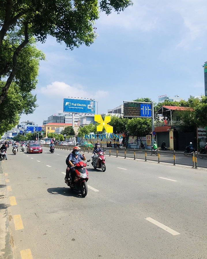 Giao thông phía trước tòa nhà cần bán đường Nguyễn Văn Trỗi