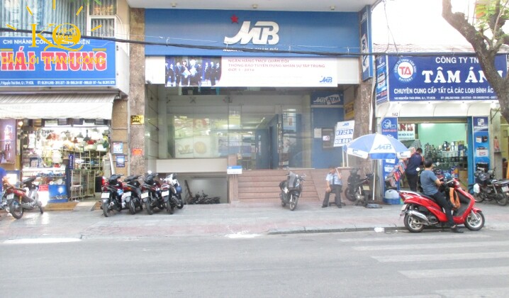 Phía trước tòa nhà bán đường Nguyễn Thái Bình 