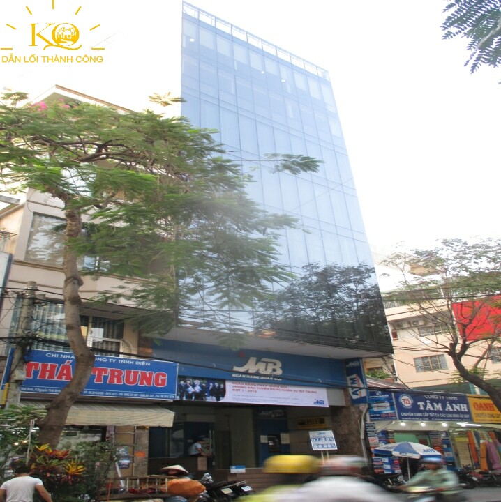 Hình chụp toàn cảnh tòa nhà bán đường Nguyễn Thái Bình 