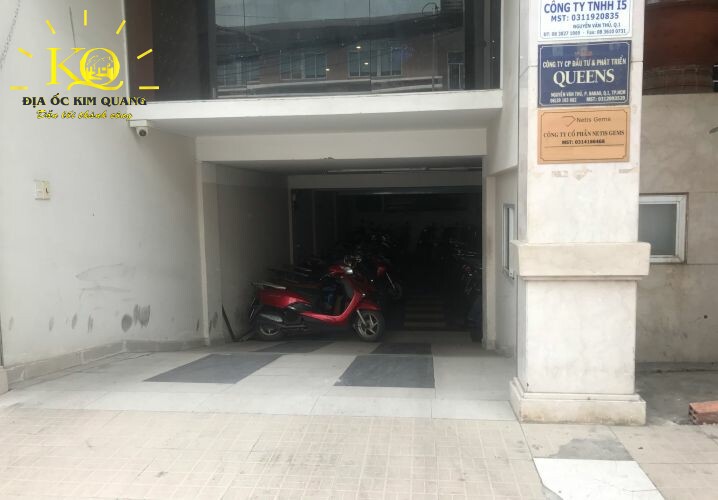 Lối xuống hầm gửi xe tại tòa nhà bán đường Nguyễn Văn Thủ