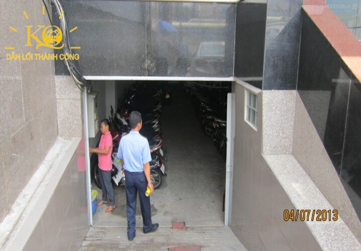 Lối xuống hầm gửi xe tại tòa nhà văn phòng bán đường Cộng Hòa quận Tân Bình